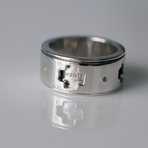 spinning-wedding-ring-with-'beauty'